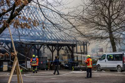 Boehmenkirch-Heidhoefe: Gebaeudevollbrand - Alte Gaststaette und Scheune brennen lichterloh